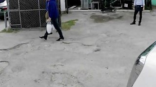 Một người phụ nữ trưởng thành tràn đầy bầu không khí giản dị