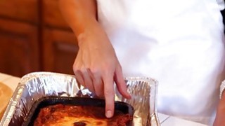 Bố má đi vắng, em kế ở nhà rủ anh trai chơi trò giả làm vợ yêu chồng