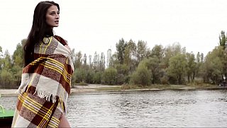 Bạn gái dễ thương khát nước quá nên đi ra sau giải nhiệt