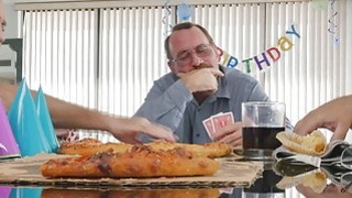 Những đứa trẻ vị thành niên không chung thủy tham gia vào cuộc chiến nảy lửa giữa hai người phụ nữ và một người đàn ông