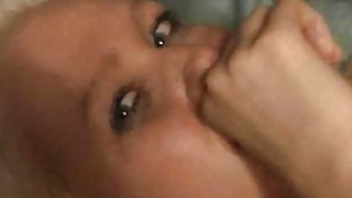 Mua dâm em gái vú to đang đi dạo trên đường