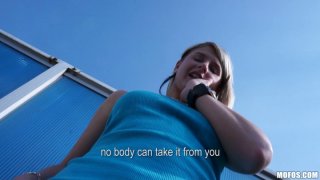 Thấy anh họ ngủ lồi khoai cô em liền không bỏ lỡ