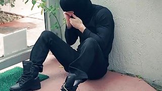 Con gái riêng bú chuối cho dượng trong lễ mừng năm mới cùng gia đình