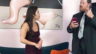 Người má khốn nạn bắt con gái phục vụ bố dượng đến mang thai