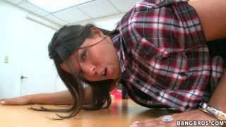 Một nhóm thanh niên từ khắp nơi trên thế giới đã tham gia vào một cuộc chiến trên giường. Cảnh tượng đó thật dâm ô và gây sốc, và họ hét lên vì sung sướng.