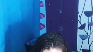 Bạn học cũ đến ngủ nhờ nhưng cả hai lại thức với nhau cả đêm