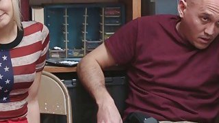 Cô gái thể hình có cơ bụng và ngực khủng bị bắn vào mặt