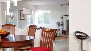 Thấy chị thủ dâm dưới bếp, em trai lao vào địt