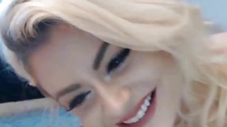 Một cô gái trẻ đẹp ở tiệm làm đẹp đến lấy tinh trùng