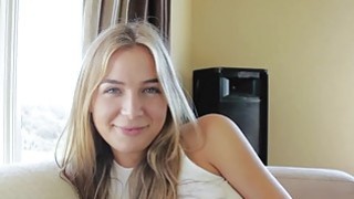 Mép lỗ lồn múp rụp hồng hào của người vợ dâm