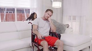 Gạ gẫm thằng em trai ngây ngô sờ vú