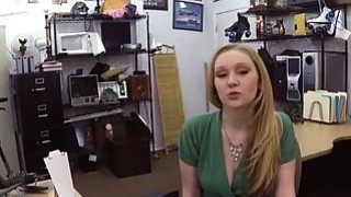 Cô gái trẻ đầy đặn với vẻ quyến rũ lẳng lơ và hai anh em đang quan hệ tình dục trong khách sạn, liếm, mút, cọ xát, rên rỉ và la hét...