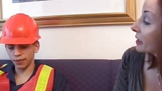 Cô học trò đến nhà an ủi thầy giáo vừa cãi nhau với vợ