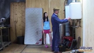 Cháu trai phát hiện dì lén lút với trai trẻ và cái kết