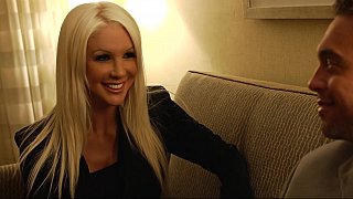 Thủ dâm bị bố dượng phát hiện và cái kết sướng lồn