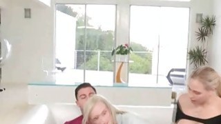 Em cảm nhận được đầu cặc của anh chưa