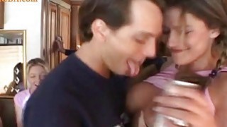 Cô gái trẻ xinh đẹp mặc váy bị quan hệ mà không cởi đồ lót