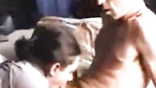 Người đàn ông nằm trên người phụ nữ xinh đẹp và hôn ngực cô ấy - Xem video Blu-ray trực tuyến