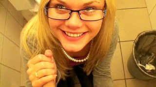 Tuyệt chiêu học từ phim Sex Education khi đối diện với con ...