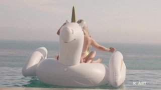 Một nhóm người tổ chức tiệc thác loạn, các bạn cùng lớp tụ tập để chia sẻ vợ của họ