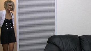 Cô gái trẻ làm tình ở văn phòng XXX XXX