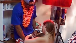 Đưa vợ của anh trai đi... trốn trong khách sạn