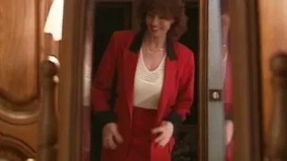 Chuyến đi tàu điện bất ổn của em học sinh nữ trên đường về nhà