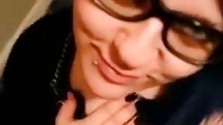 Một cô gái trẻ xinh đẹp mặc đồ trắng chạm vào âm hộ, quỳ xuống và thổi kèn, sau đó lên giường và quan hệ mạnh bạo...