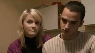 Con chó cái trong đôi tất đen bị đánh đòn, cù lét và quan hệ tình dục, và nó khóc vì bị ngược đãi! (2)