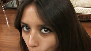 Một nữ thần mặc trang phục cổ xưa, đang thủ dâm khỏa thân, nhảy múa và xoa ngực bằng cả hai tay