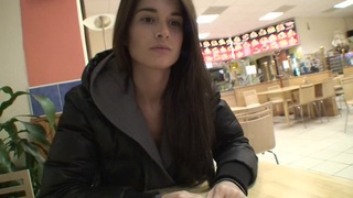 Chị dâu dáng nuột liếm cặc em trai yếu lòng