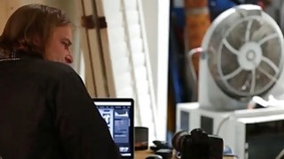 Trưởng phòng… em sẽ giữ bí mật với vợ yêu anh, anh muốn sờ ngực em không?