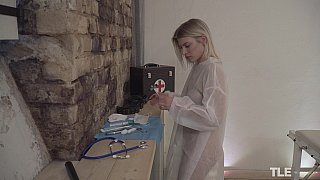 Bị cô em họ phát hiện đọc tạp chí "con heo" và cái kết