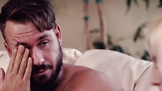 Thấy con trai mãi mê công việc để vợ sắp cưới của con trai cô đơn, bố ông xã làm liều đè phang con dâu