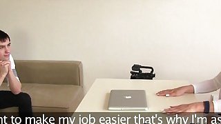 Cậu con trai phát hiện má kế trẻ ngoại tình bố mình