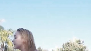 Cô ấy chia tay tôi để yêu người khác, nhưng cô ấy vẫn nện với tôi