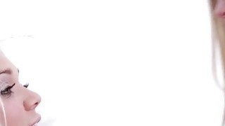 Hiếp dâm thực sự! Một người đẹp siêu dễ thương và nhỏ nhắn đã bị một gã khốn khổ chuốc thuốc và đánh bất tỉnh vào giờ ăn trưa và bị lôi vào một căn phòng riêng để chơi đùa và xâm nhập một cách thô bạo