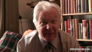 Cô gái tây xinh đẹp chấp hai anh da đen