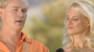 Thiếu nữ lồn rậm thuê trai bao địt khỏe về làm tình