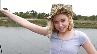 Cô gái xinh đẹp từ gia đình học giả ở Thượng Hải nói, "Đi sâu hơn nữa~Ahhh~Chồng ơi, làm em chết đi! Đẩy con cặc to của anh nhanh hơn đi! Em chịu không nổi nữa rồi..." Đúng là dâm đãng!