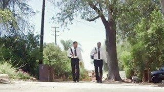 Một cô gái có khí chất hoàng gia, mặc tất trắng, nhảy múa và khoe dáng, mặc tất đen, mát-xa và thoa dầu, và ngâm cơ thể bằng sữa chua Amul...