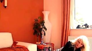 Cặp đôi dâm đãng biểu diễn trực tiếp, toàn bộ khuôn mặt với tất đen 69 liếm liếm bằng miệng, để bóp khô cậu bé