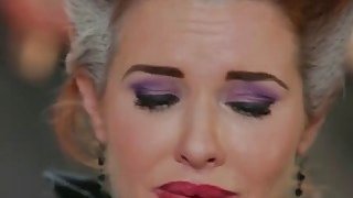 đang tập trung làm việc thì sếp bảo chổng mông