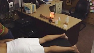 Lỡ chuyến tàu về nhà, cậu nhân viên số hưởng được ở nhờ nhà chị cấp trên xinh vl