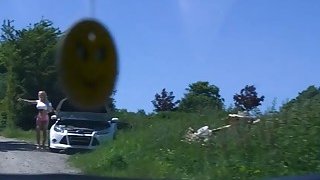 Avove, một cặp đôi nổi tiếng ở thủ đô, đã quan hệ tình dục ngoài trời, bên lề đường. Có những chiếc xe đang tới và đi bên cạnh họ. Họ được gọi là hoàng tử nhỏ của nghề liếm lồn. Họ quan hệ ở bất cứ nơi nào có nhiều xe hơn.