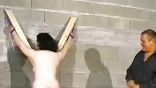 Hiếp dâm thực sự! Cô gái siêu dễ thương, trong sáng, nhỏ nhắn và dịu dàng đã bị một gã khốn nạn đánh bất tỉnh và chơi đùa với một cây kim rồi đâm vào hậu môn của cô một cách dữ dội và xuất tinh khắp người cô