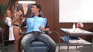 Chồng vừa đi làm, cô vợ đã qua ngay nhà tình cũ