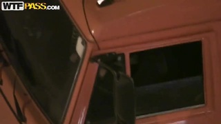 Em nhân viên bênh viện tận tâm chăm sóc cho mấy anh bệnh nhân không muốn rời viện