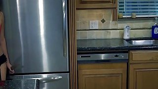 Lớn rồi nhưng vẫn được mẹ cho bú ti