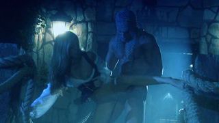 Cô gái xinh đẹp cởi đồ và chờ bạn chăm sóc cô ấy